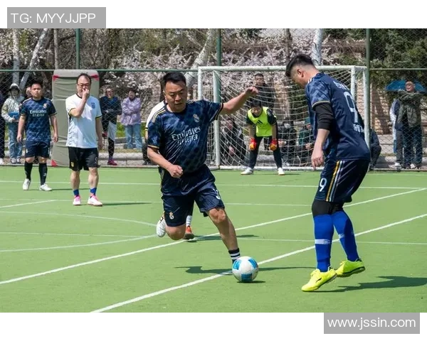 足球场上的精彩瞬间与代表动作解析，展现运动员的激情与技巧